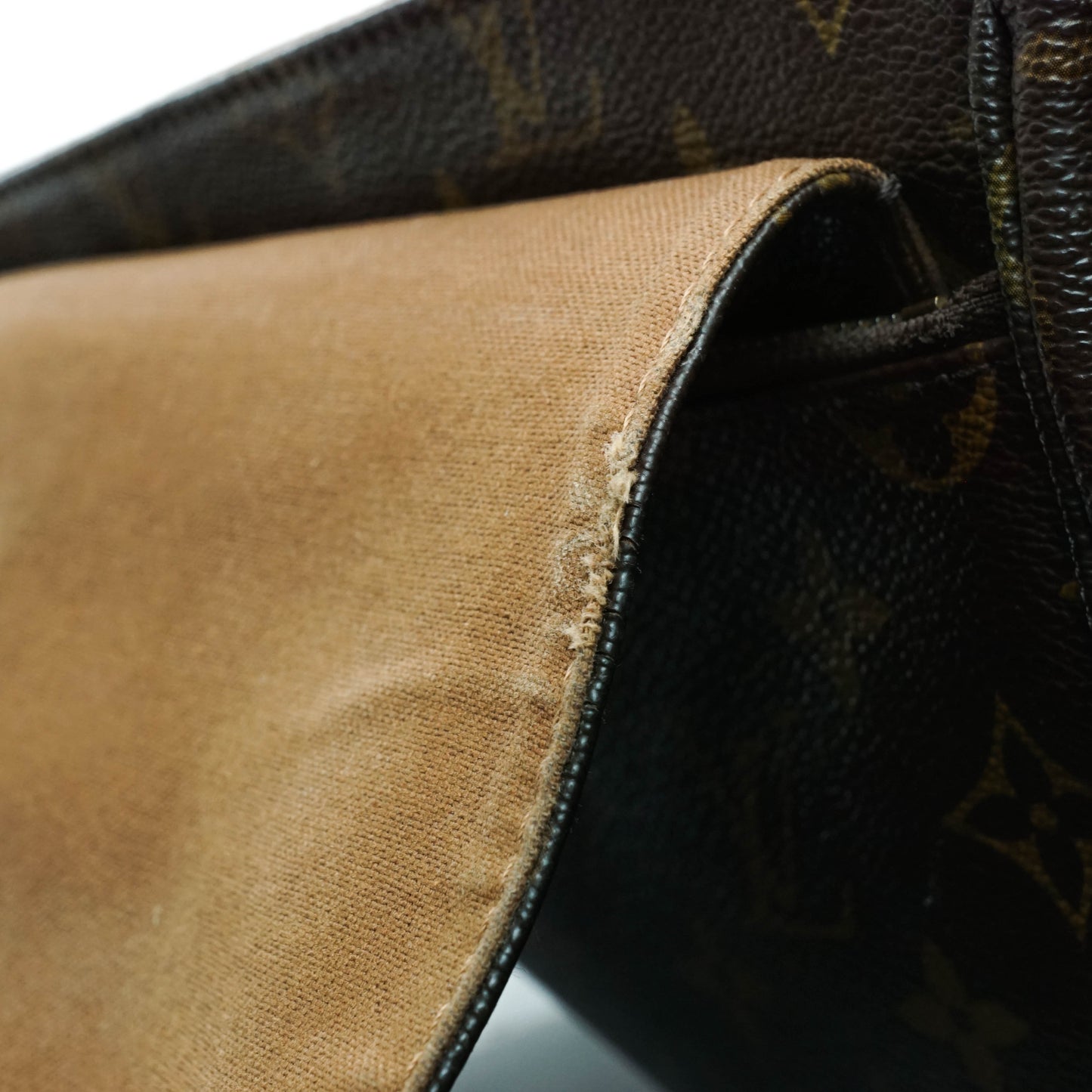 Louis Vuitton Beaubourg Messenger