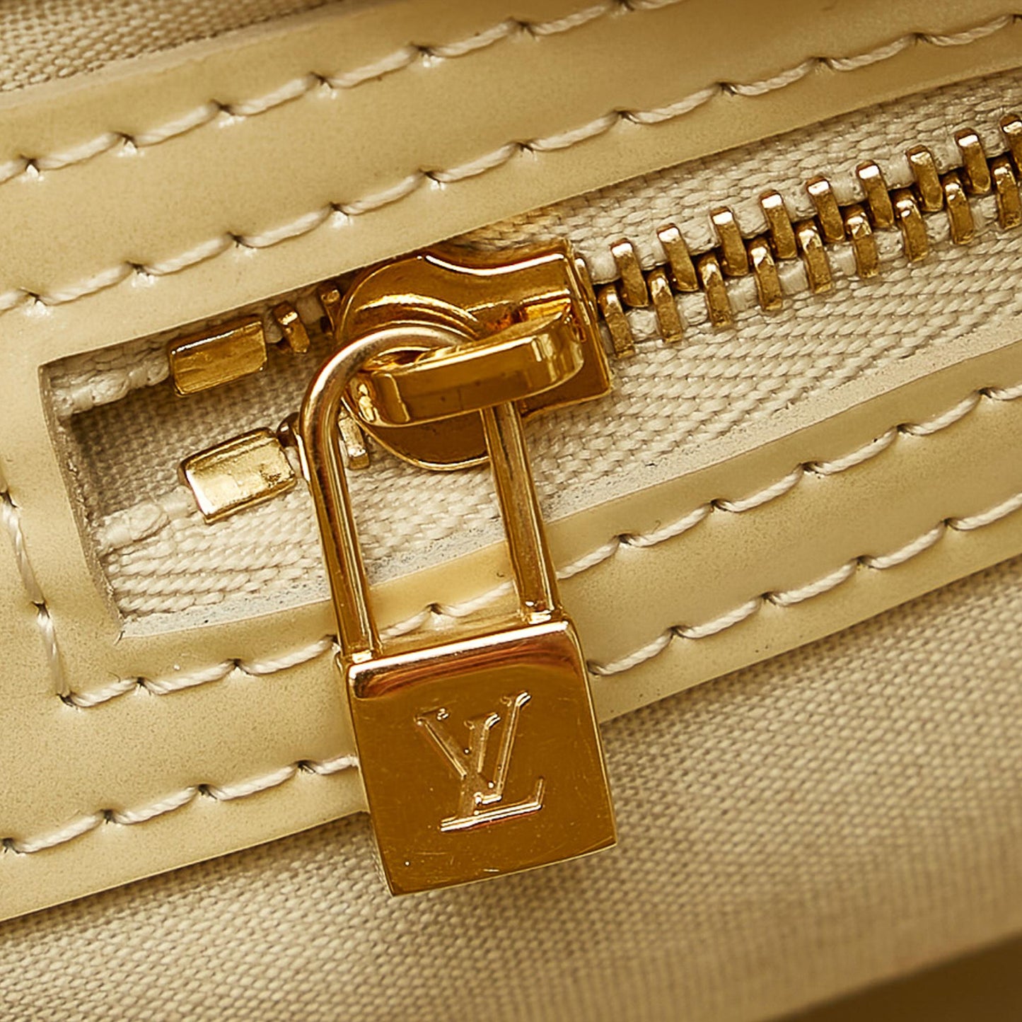 Louis Vuitton Vernis Wilshire PM (SHG-26364)